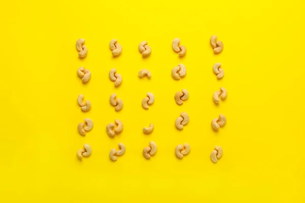 Sabrosas nueces de anacardo sobre fondo de color — Foto de Stock