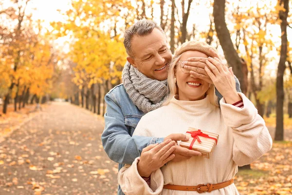 Gammal man hälsar på sin fru i höstparken — Stockfoto