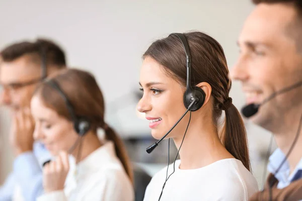 Technische ondersteuning van de vrouwelijke agent werkzaam in kantoor — Stockfoto