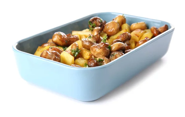 Выпечка блюдо с вкусным приготовленные грибы и картофель на белом фоне — стоковое фото