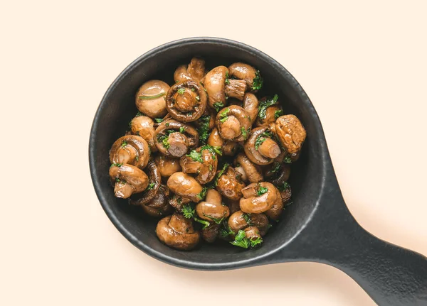 Smažená pánev s chutnými vařené houby na světlém pozadí — Stock fotografie
