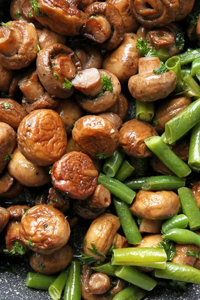 Сковородка с вкусными грибами и зеленой фасолью, крупным планом — стоковое фото