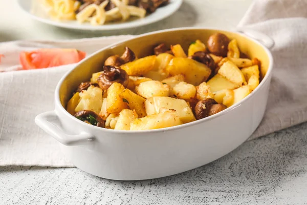 Backform mit leckeren gekochten Pilzen und Kartoffeln auf dem Tisch — Stockfoto