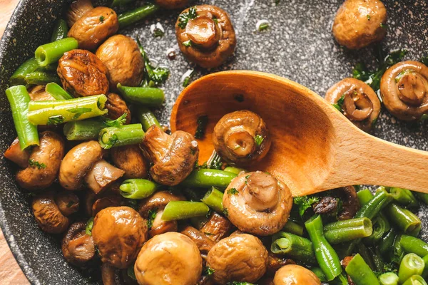 Сковородка с вкусными грибами и зеленой фасолью, крупным планом — стоковое фото