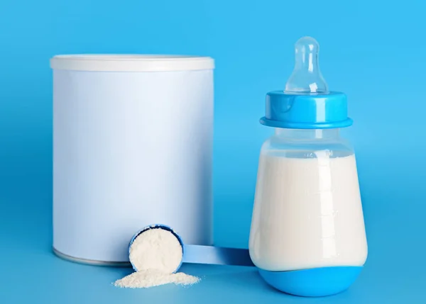 Lahvička s kojeneckou výživou na barevném pozadí — Stock fotografie