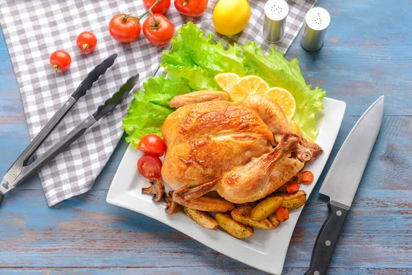 Assiette avec poulet cuit au four et pomme de terre sur la table — Photo