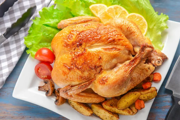 Tányér sült csirkével és krumplival az asztalon — Stock Fotó