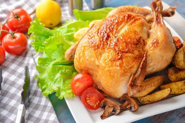 Assiette avec poulet cuit au four et pomme de terre sur la table — Photo