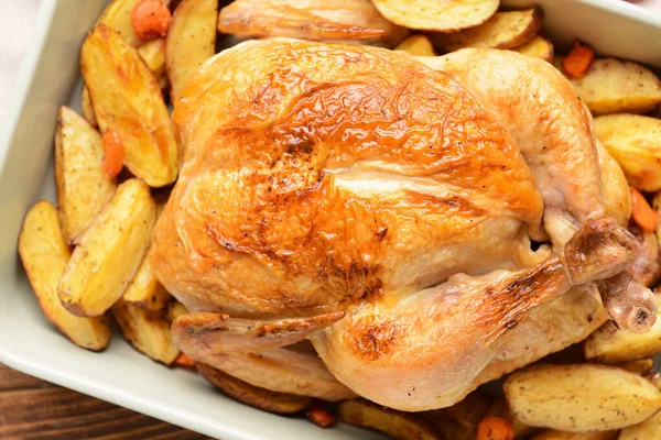 Tál sült csirkével és krumplival, közelkép — Stock Fotó