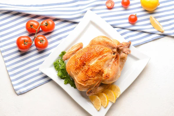 Assiette avec poulet cuit au four sur fond blanc — Photo