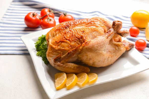 Assiette avec poulet cuit sur la table — Photo