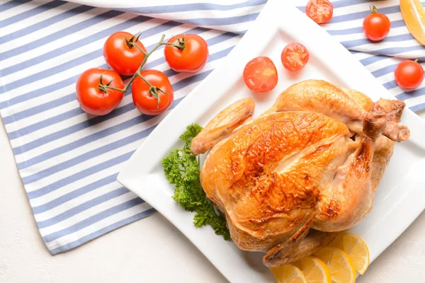 Assiette avec poulet cuit au four sur fond blanc — Photo