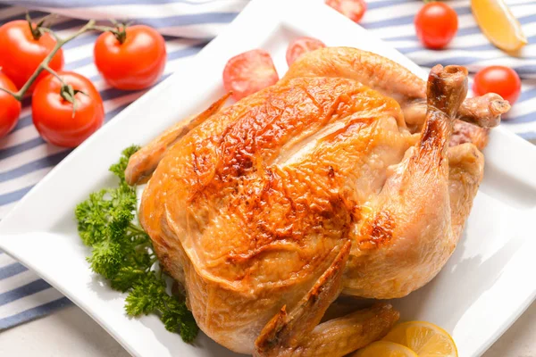 Assiette avec poulet cuit sur la table — Photo