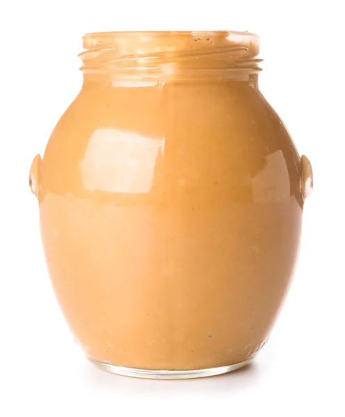 Manteiga de amendoim saborosa em frasco no fundo branco — Fotografia de Stock