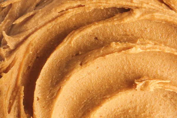 Вкусное арахисовое масло в качестве фона — стоковое фото