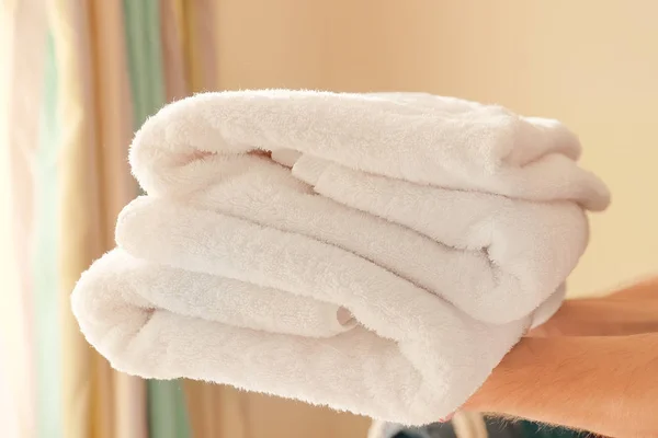 Mężczyzna z czystymi miękkimi ręcznikami w domu — Zdjęcie stockowe