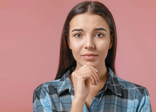 Retrato de mujer joven preocupada sobre fondo de color —  Fotos de Stock