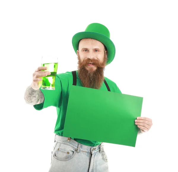 Uomo barbuto con poster in bianco e bicchiere di birra su sfondo bianco. Festa di San Patrizio — Foto Stock