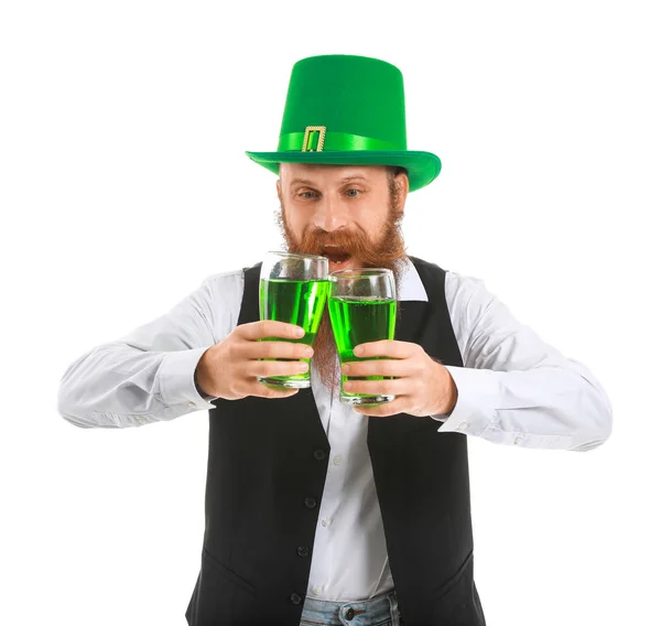 Beyaz arka planda bira bardakları olan sakallı bir adam. Aziz Patrick Günü kutlaması — Stok fotoğraf