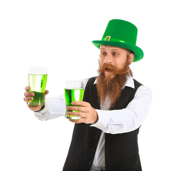 Baard man met een glas bier op een witte achtergrond. St. Patrick 's Day viering — Stockfoto
