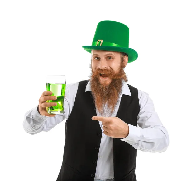 Hombre barbudo con un vaso de cerveza sobre fondo blanco. Celebración del Día de San Patricio — Foto de Stock