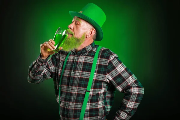 Rolig mogen man med ett glas öl på mörk bakgrund. St. Patrick 's Day firande — Stockfoto