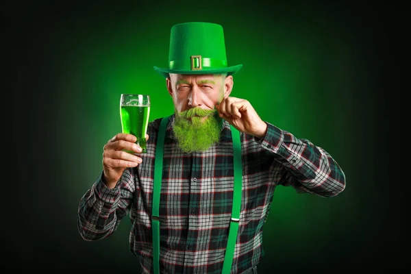 Uomo maturo divertente con un bicchiere di birra su sfondo scuro. Festa di San Patrizio — Foto Stock