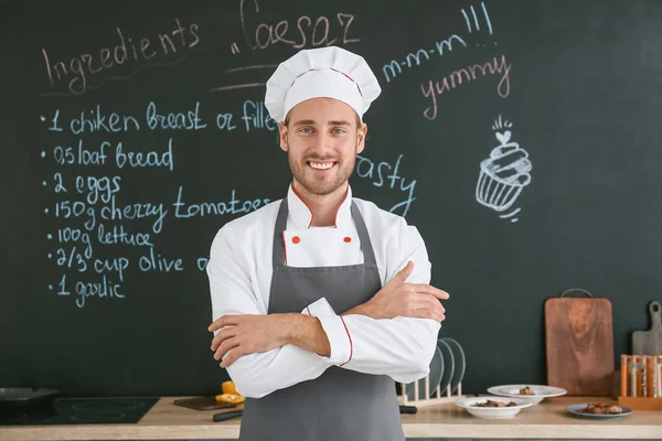 Retrato de chef masculino en la cocina — Foto de Stock