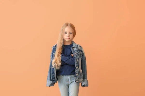 Schattig klein meisje in de herfst kleren op kleur achtergrond — Stockfoto
