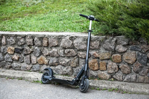 Moderno scooter elettrico calcio nel parco — Foto Stock