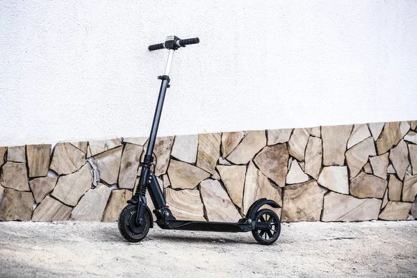 Modern scooter de pontapé elétrico ao ar livre — Fotografia de Stock