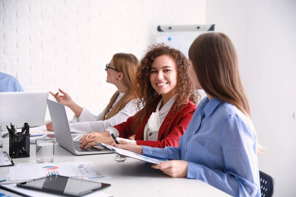 Colegas discutiendo el tema en la reunión de negocios en el cargo — Foto de Stock