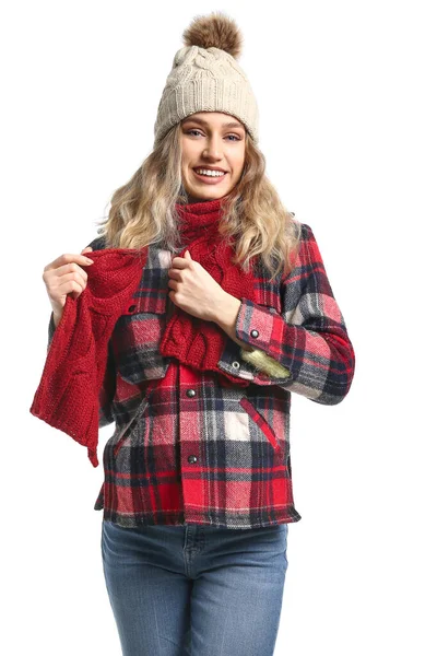 Jovem feliz em roupas de inverno no fundo branco — Fotografia de Stock