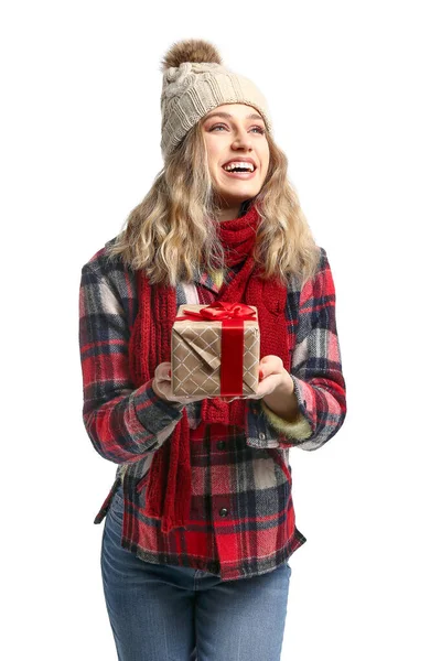 Joyeux jeune femme en vêtements d'hiver et avec cadeau de Noël sur fond blanc — Photo