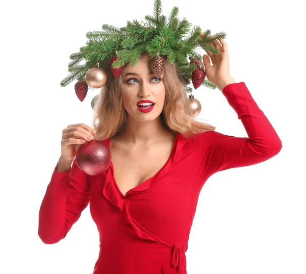 Bella giovane donna con ghirlanda di Natale su sfondo bianco — Foto Stock