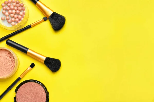 Set di cosmetici decorativi e pennelli su sfondo a colori — Foto Stock