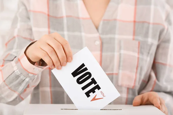 Voting woman near ballot box, closeup — Stock Photo, Image