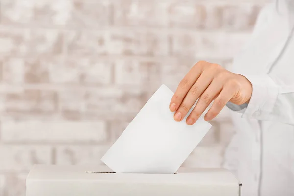 Głosująca kobieta w pobliżu urny, zbliżenie — Zdjęcie stockowe