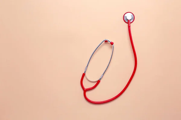 Stethoskop auf farbigem Hintergrund. Kardiologie-Konzept — Stockfoto
