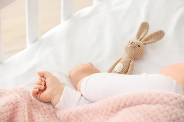 Χέρια χαριτωμένα κοιμάται λίγο μωρό στο κρεβάτι — Φωτογραφία Αρχείου