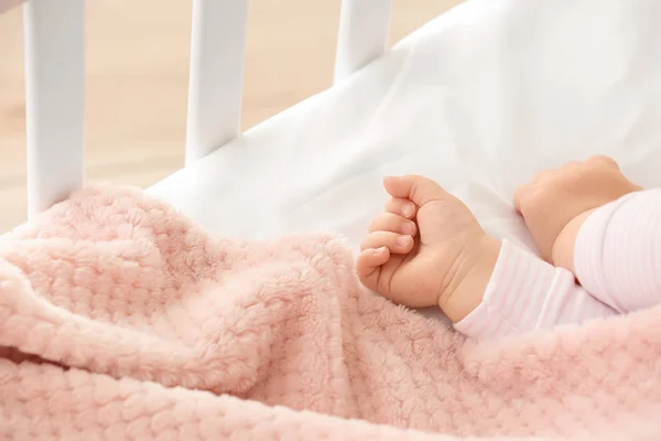 Mãos de bebê adormecido bonito na cama — Fotografia de Stock