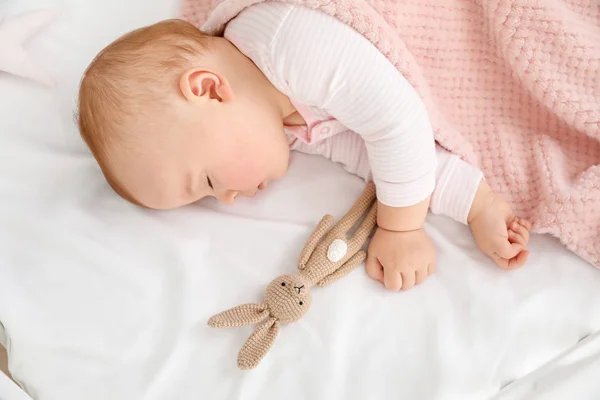 Schattig slapen kleine baby in bed — Stockfoto