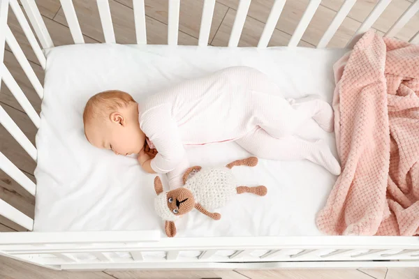 Мила спляча маленька дитина в ліжку — стокове фото