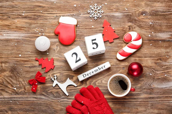 Karácsonyi dekoráció, kávé és naptár fa háttér — Stock Fotó