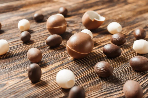 Chocolate Easter eggs on wooden background — Stock Photo, Image