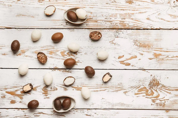 Chocolate Easter eggs on wooden background — Stock Photo, Image