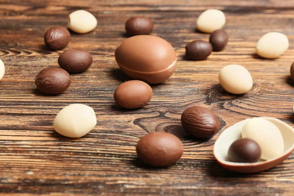 Chocolate ovos de Páscoa em fundo de madeira — Fotografia de Stock