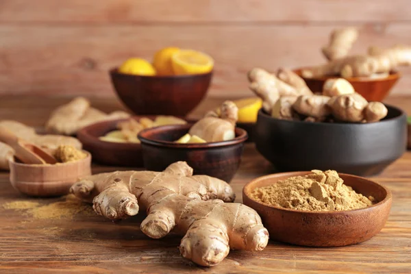 Fresh and ground ginger on wooden table — Stock Photo, Image
