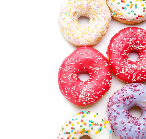 Doce saboroso donuts no fundo branco — Fotografia de Stock