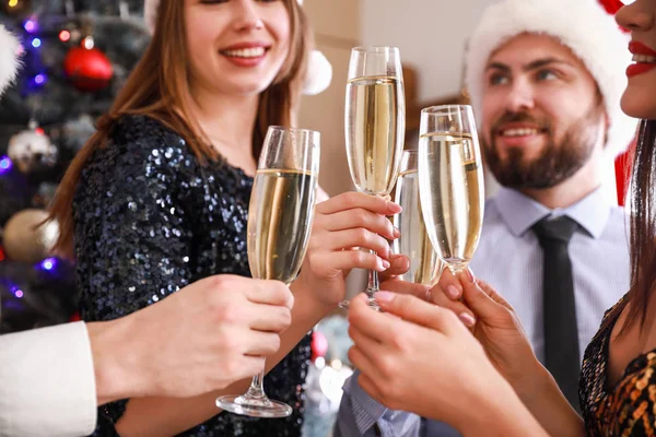 Друзья пьют шампанское на новогодней вечеринке — стоковое фото